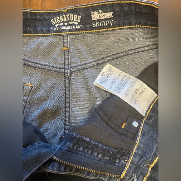 Levi's Blue signature Relaxed Fit Jeans with Classic Design - Picture 12 of 15